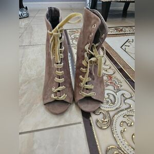 Wild Diva Tan Lace-Up Women's Shoes Size 5.5